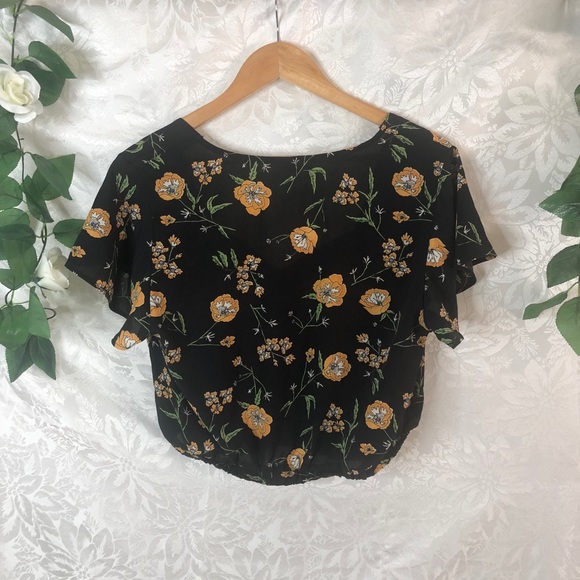 Suburban Size 16 Black & Floral Midriff Cute Top